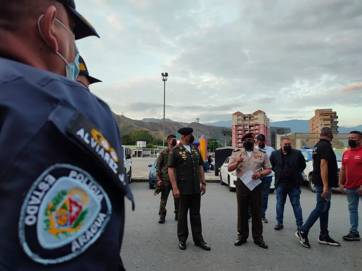 GobiernoAragua_'s tweet photo. (EN FOTOS) El Sec. de Seguridad Ciudadana G/D @DulceyParadaM junto al Jefe de la @ZodiAragua3 G/D Betancourt Gudiño supervisaron el Dispositivo Navidades Seguras y Bioseguras 2021 en el Parque el Ejercicio Las Ballenas, con el fin de garantizar la paz del pueblo aragüeño. https://t.co/6KJtQ4z8b3