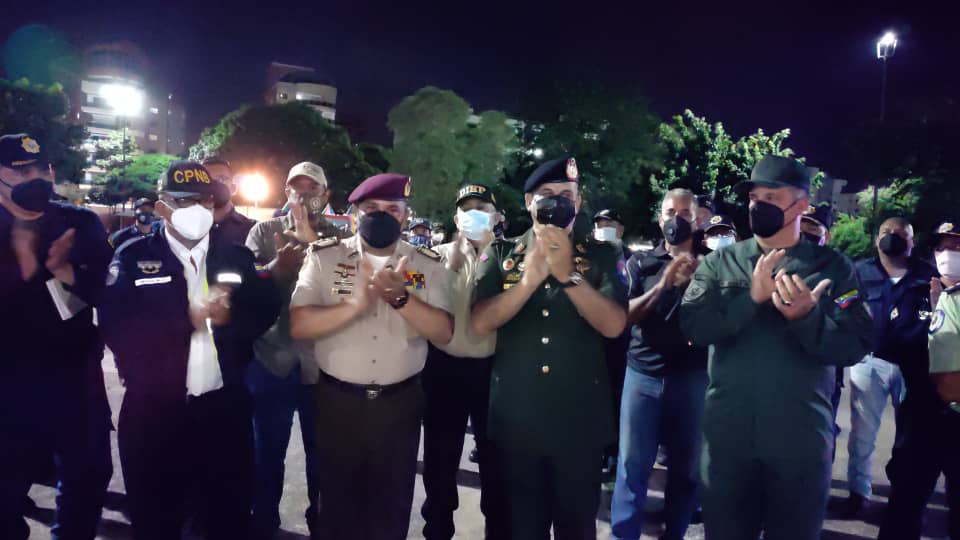GobiernoAragua_'s tweet photo. (EN FOTOS) El Sec. de Seguridad Ciudadana G/D @DulceyParadaM junto al Jefe de la @ZodiAragua3 G/D Betancourt Gudiño supervisaron el Dispositivo Navidades Seguras y Bioseguras 2021 en el Parque el Ejercicio Las Ballenas, con el fin de garantizar la paz del pueblo aragüeño. https://t.co/6KJtQ4z8b3