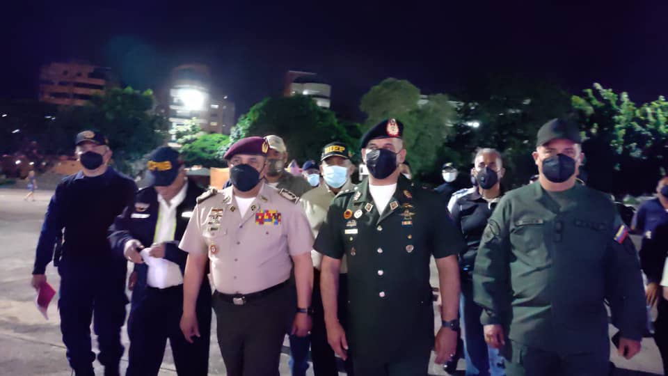 GobiernoAragua_'s tweet photo. (EN FOTOS) El Sec. de Seguridad Ciudadana G/D @DulceyParadaM junto al Jefe de la @ZodiAragua3 G/D Betancourt Gudiño supervisaron el Dispositivo Navidades Seguras y Bioseguras 2021 en el Parque el Ejercicio Las Ballenas, con el fin de garantizar la paz del pueblo aragüeño. https://t.co/6KJtQ4z8b3