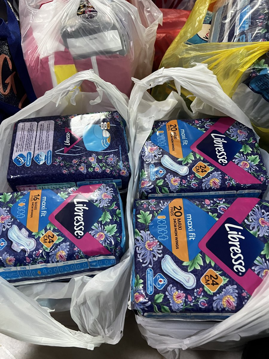 brgsjks's tweet photo. Kami ada lebihan:

1. Barang keperluan bayi (pampers &amp; susu)
2. Tuala wanita
3. Selimut bantal &amp; cadar
4. Makanan yang tak perlu masak boleh terus ngap.

Kami tengah standby. Kalau ada tempat &amp; pusat bantuan yg perlukan bekalan ini, terus DM aku or @aimmaaan terus.

Sebarkan! https://t.co/jBSQzQYKCd
