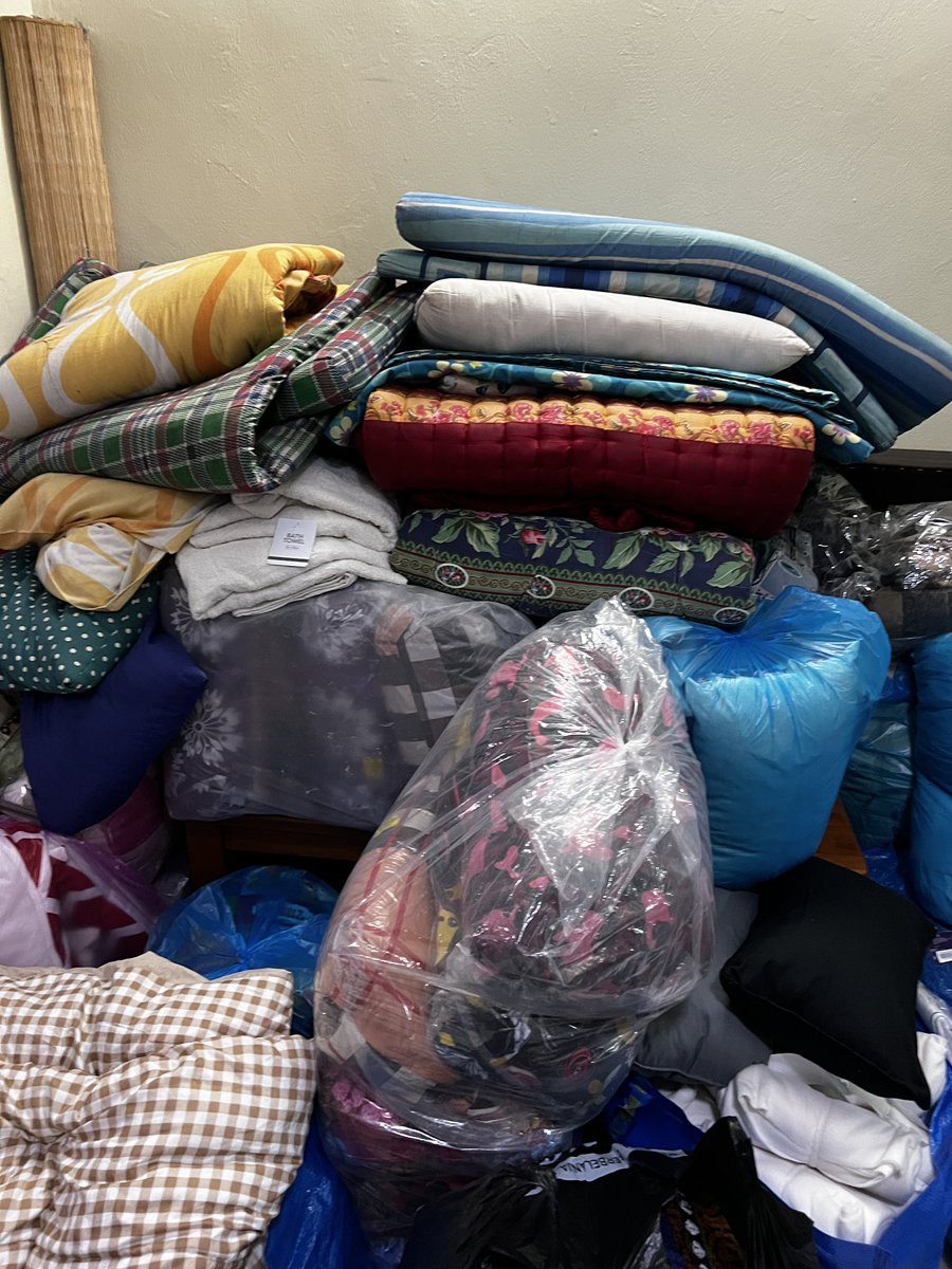 brgsjks's tweet photo. Kami ada lebihan:

1. Barang keperluan bayi (pampers &amp; susu)
2. Tuala wanita
3. Selimut bantal &amp; cadar
4. Makanan yang tak perlu masak boleh terus ngap.

Kami tengah standby. Kalau ada tempat &amp; pusat bantuan yg perlukan bekalan ini, terus DM aku or @aimmaaan terus.

Sebarkan! https://t.co/jBSQzQYKCd