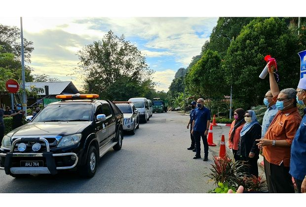 h_o_o_i_'s tweet image. In an emergency such as the flood in Selangor, do we really need such ceremony which delay the rescue efforts? These assets should be deployed immediately. How much time was wasted to line up the vehicle, waiting for VIP to flag off?