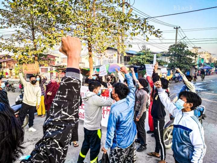 Phyusinthiri's tweet photo. Despite the tight security forces of SAC, Mandalay Alliance strike is fearlessly taking over the streets to overthrow the genocidal dictatorship.

#NoFlyZoneInMyanmar
#Dec21Coup  
#WhatsHappeningInMyanmar https://t.co/D1PzQnfNEj https://t.co/aLU5qZMAmC