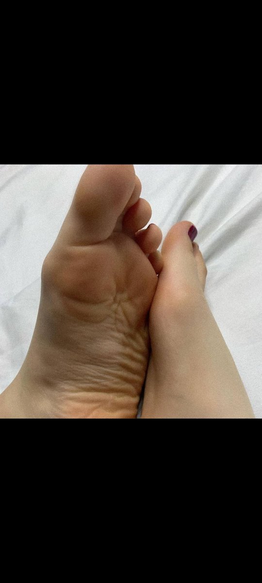 rfeet01's tweet photo. Quien quiseria pasarme su lengüita por mis plantitas. Tengo muchas granas, a nadie le gustan mis piecitos😔 les juro que no se van a arrepentir. Hablame al privado amor 
#feet #foot #feetjobs #soles #feriches #pies https://t.co/RSYCb20sSW