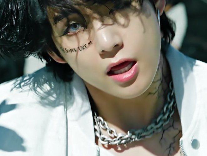 lilsuniebunni's tweet photo. someone just posted this pic of Billie and my mind  simply went ... TAEHYUNG ? https://t.co/bDCKInGTfL