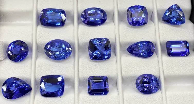 っぁぁぁぁぁあああ！！！！！！トルコ石嫌いじゃないけど透き通った石羨ましくて堪らなかったからめちゃくちゃ嬉しいぞタンザナイトぉぉぉぉぉぉぉぉ！！！！！！！！！！！！！！！！！！！！！！！！！！！！！！  