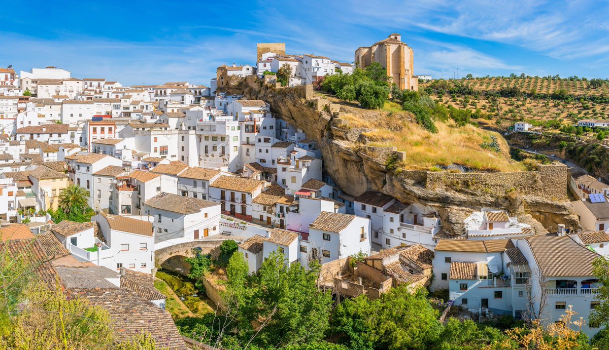 【 の風景】 スペイン南部の小さな村。真っ白な建物で統一された村は幻想的な雰囲気を醸し出している。この村の特徴は家々が大きな岩に覆われている点。洞窟のような空間が広がる