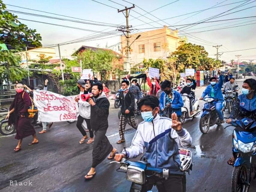 thandarwin01's tweet photo. Mandalay alliance strike march strongly in the morning to oppose genocidal military and their #CrimesAgainstHumanity. We will never give up and continue to fight for democracy. Justice will prevail!
#NoFlyZoneInMyanmar
#Dec21Coup
#WhatsHappeningInMyanmar https://t.co/Y9qNaxSH91