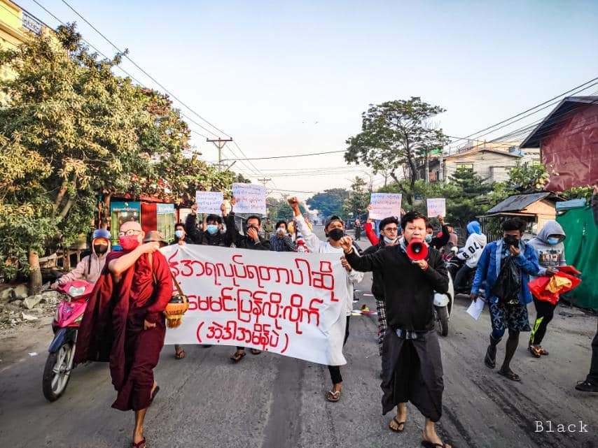 thandarwin01's tweet photo. Mandalay alliance strike march strongly in the morning to oppose genocidal military and their #CrimesAgainstHumanity. We will never give up and continue to fight for democracy. Justice will prevail!
#NoFlyZoneInMyanmar
#Dec21Coup
#WhatsHappeningInMyanmar https://t.co/Y9qNaxSH91