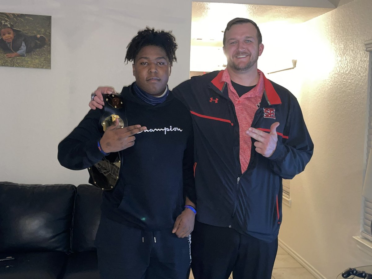 yfn_cj2x's tweet photo. I would like to personally thank @CoachBD77 for coming out to visit me and my family !! @CoachJoseph @BODFalcons https://t.co/qSBudU0VaX