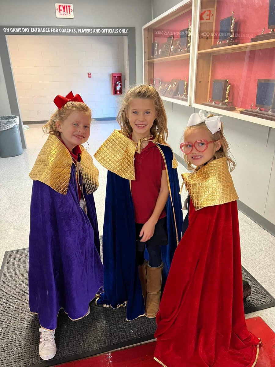 RossvilleAcad's tweet photo. “The Secret of Snowflake County” was a hit at RCA last week! Thanks to Mrs. Ray and the students for all of their hard work. “Hope Has Come” for us! Merry Christmas! 🎄 https://t.co/oM9lruAOIu