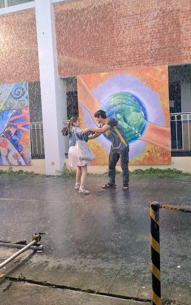 Krishteynnn's tweet photo. First time to witness a rain effect, thanks to LICB. 🖤🤍

Shot by kween of bokeh hearts @_CescaLee , all murals painted by Art Dept team for this scene. 

#LICBts 
#LoveIsColorBlind https://t.co/SY0U5GqsVj