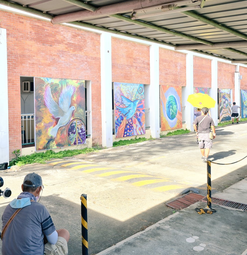Krishteynnn's tweet photo. First time to witness a rain effect, thanks to LICB. 🖤🤍

Shot by kween of bokeh hearts @_CescaLee , all murals painted by Art Dept team for this scene. 

#LICBts 
#LoveIsColorBlind https://t.co/SY0U5GqsVj