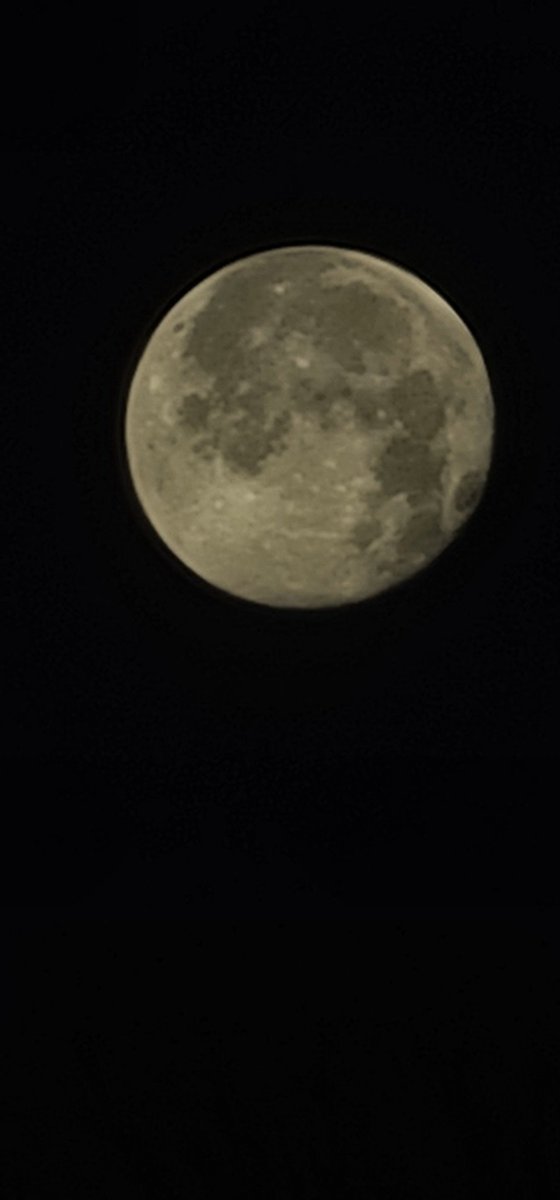 DoriDataBae's tweet image. Just some beautiful shots of the moon I took this morning from my phone.  💜 #Note20Ultra5G #beautiful #Moon #moonmagic #Magical #HappyYuleAndABrightSolstace