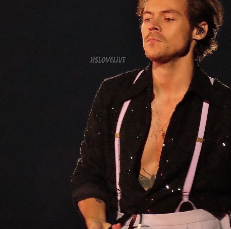 bestofhslot's tweet photo. harry styles in chicago, illinois https://t.co/Z8zQXpQ6a0