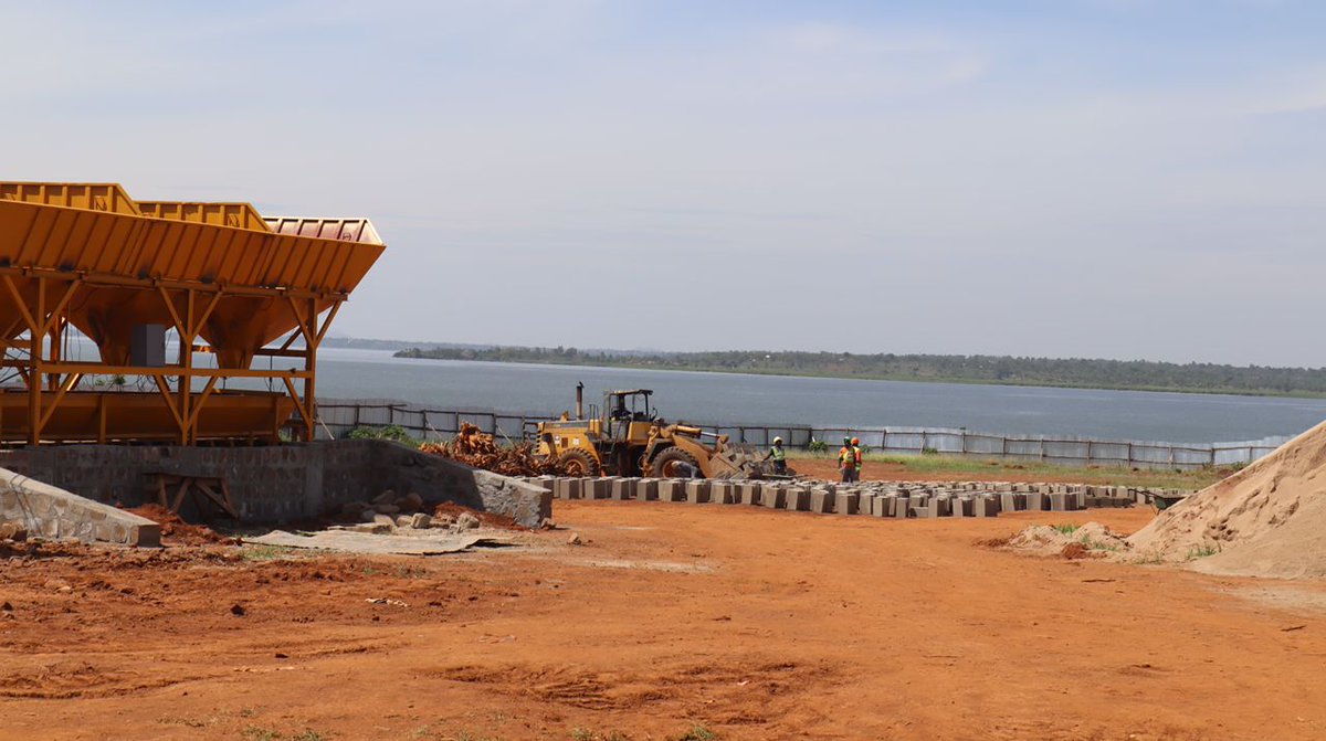 date_africa's tweet photo. 🇺🇬Uganda : The Ministry of Water and Environment Officials in the Urban Water Supply and Sewerage Department(UWSSD) held a site meeting and inspected Busia Water Supply and Sanitation System to assess the progress of the ongoing construction works.

#utdaworld_bank #utdauganda https://t.co/kpvRjtTRed