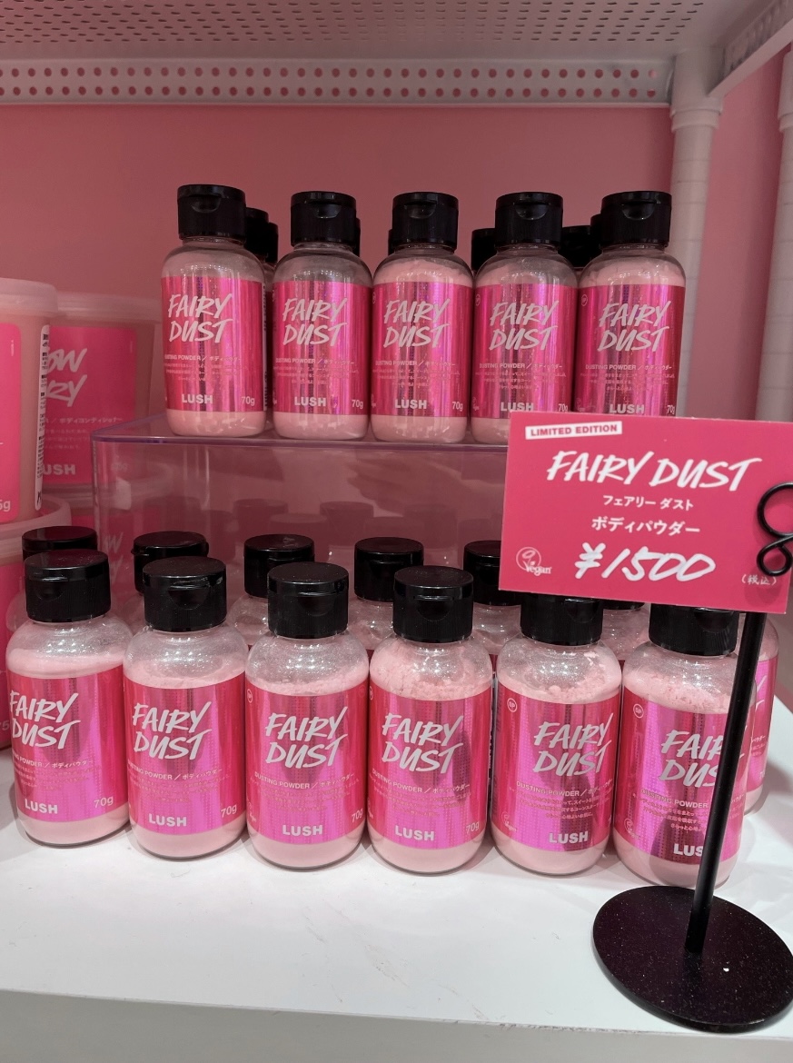 SHIBUYA109NET's tweet photo. 4階 LUSH💘

クリスマスにぴったりな商品があったよ🎄🎉

フェアリーパウダーは肌に塗ると
キラキラでパーティーにぴったり✨

ギフトセットには人気の入浴剤も入っていて
可愛いラッピングがクリスマスプレゼントに
喜ばれること間違いなし🙆🏼‍♀️💕

#109XMAS https://t.co/lGMMQzqevY