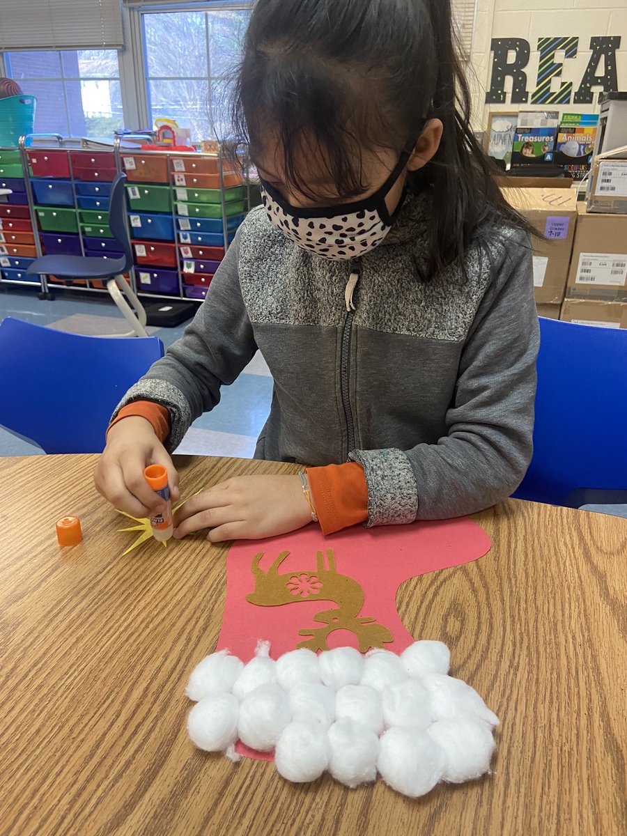 MrsDonohueEF's tweet photo. ❄️🎄Holiday crafts are some of our favorite crafts❗️Stockings, ornaments &amp; Reindeer made for #NotABadMonday ✂️✏️🧦 #craftivities #MondayFunday @SuffernCSD @CherryLaneES https://t.co/zxMEFvpLb6