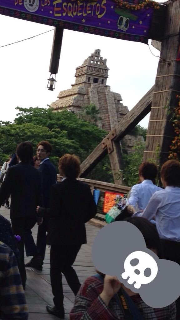 ももさみ スーツディズニーの写真って何だろなって思ったらsnowman 懐かしいーー目撃情報があがって写真がクソかっこよかったやつ 14年ってめっちゃ良かったな じぐいわ界隈とか熱かった年だよな T Co Xmftqgqz6i Twitter