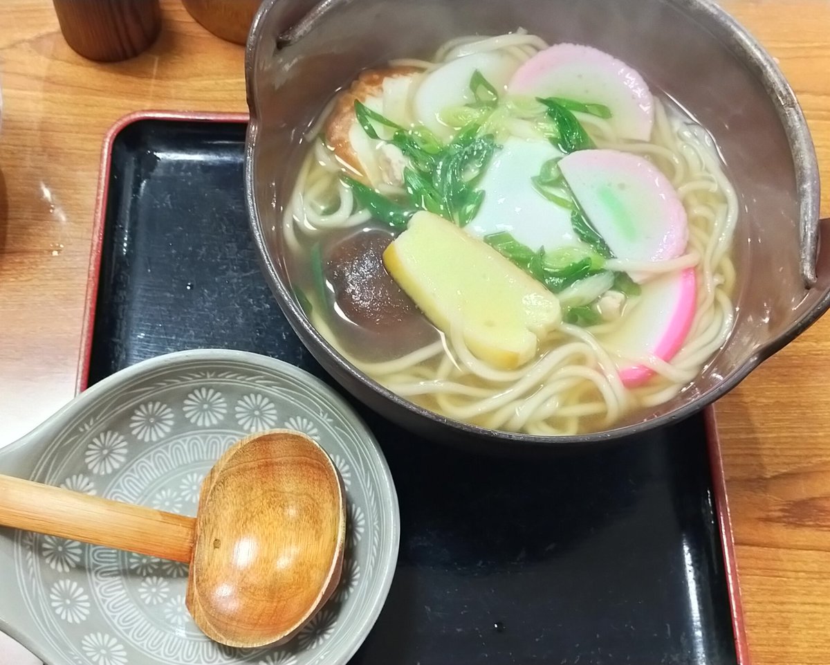 今日の昼食は で鍋焼きうどんです！こんな寒い時には鍋焼きうどんがぴったし😚外回りしてると身体の内側から冷えてくるので、温まる食べ物は本当に有難いです！食べたばっかしなのに夜も鍋焼きうどん食べた