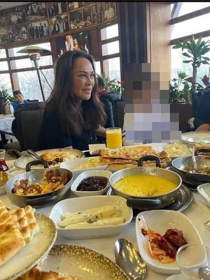 Simit bekliyor zavallı kahvaltıyı yapabilmek için..