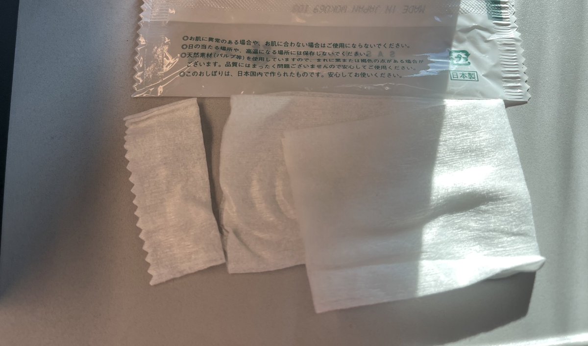 waka6299's tweet photo. おしぼりが微妙に開いてると思ったら、裁断ミスだw
袋の形になってるし、圧着の跡もあるし、面白い！ https://t.co/MmtZPDQOzG