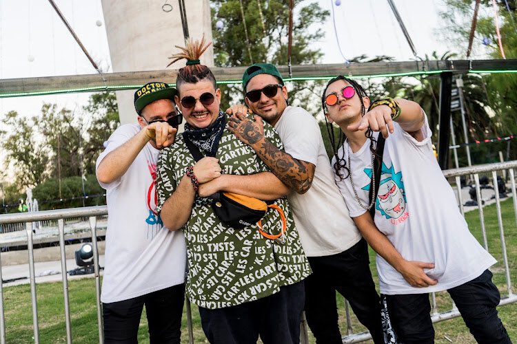 Famosela's tweet photo. Antes del showcito del finde con los delincuentes estos 😂😂 aguante Cordoba perris 🤘🏼 https://t.co/aqVlGGq3NR