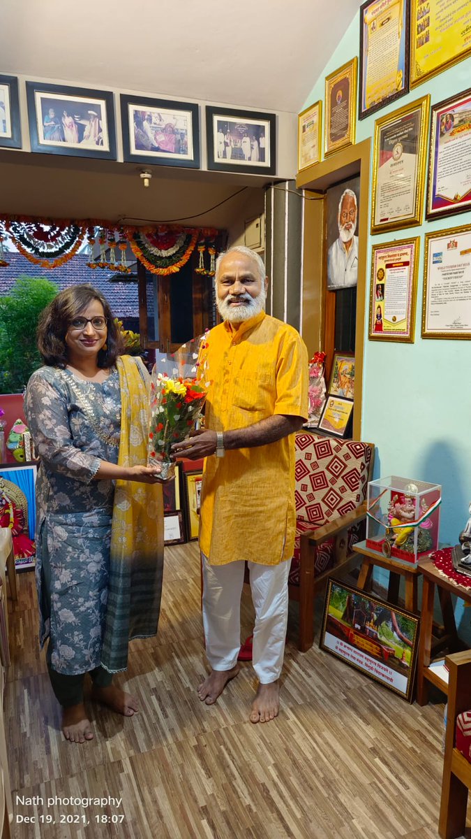 Alka_Dhupkar's tweet photo. Proud moment to meet @PadmaAwards recipient Parshuram Gangavane. #Maharashtra has 2 #TribalArts #Warli & #Chitrakathi
Director Vijya Mehta inaugurated Thakar Adivasi kala Aangan in 2006. Today it has immensely contributed in #Chitrakathi conservation. We both belong to #Pinguli https://t.co/8D3RbX4BCm