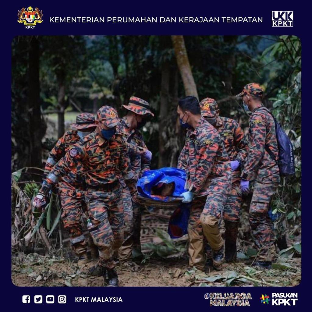 kpkt_gov's tweet photo. Anggota Bomba dibantu penduduk kampung berjaya menemui tiga jenazah mangsa banjir lumpur yang hanyut pada operasi mencari dan menyelamat di Sungai Telemong, Bentong hari ini.

#BanjirTelemong
#Banjir2021
#PasukanKPKT
#BekerjaBersamaRakyat
#KeluargaMalaysia https://t.co/mn1N23W4dp