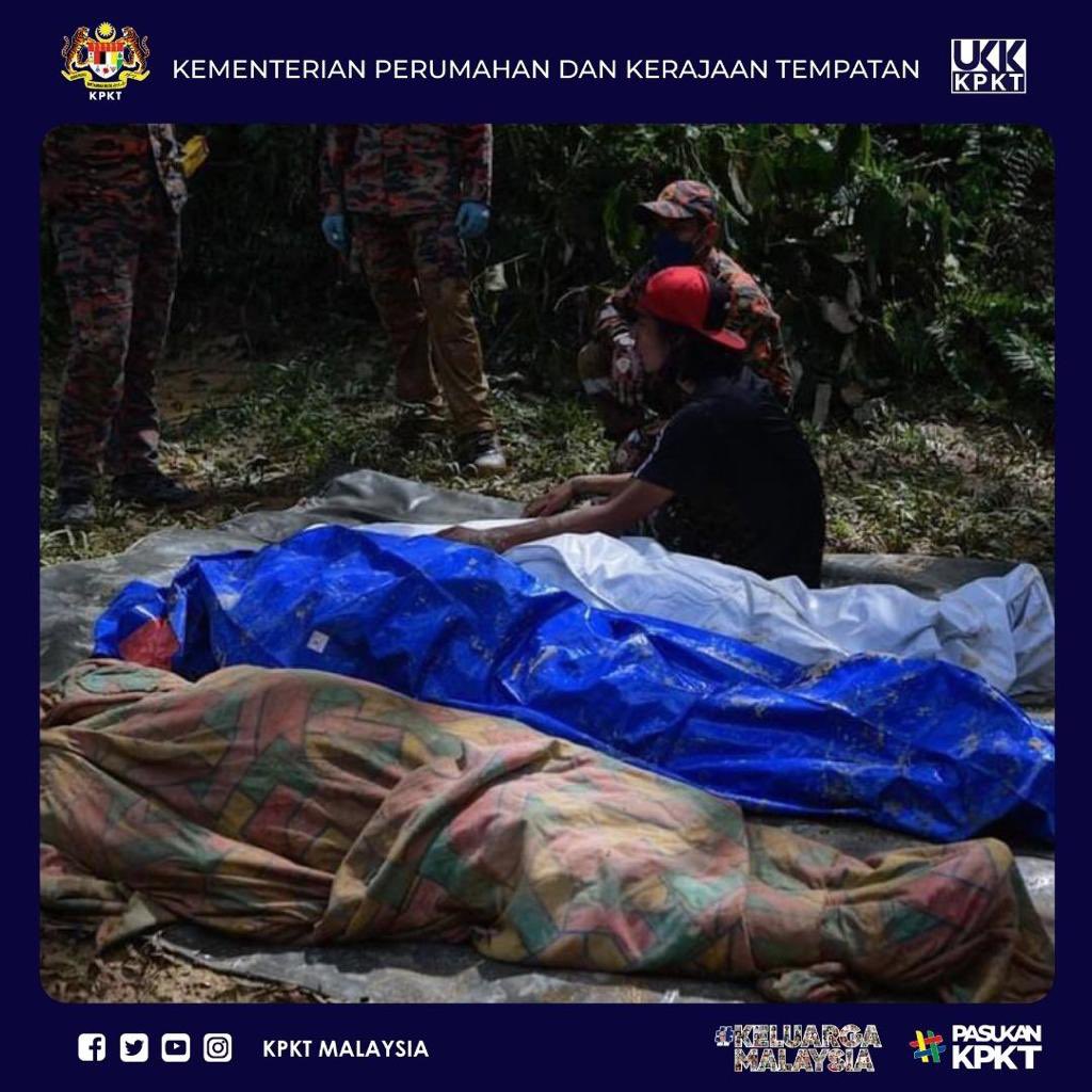 kpkt_gov's tweet photo. Anggota Bomba dibantu penduduk kampung berjaya menemui tiga jenazah mangsa banjir lumpur yang hanyut pada operasi mencari dan menyelamat di Sungai Telemong, Bentong hari ini.

#BanjirTelemong
#Banjir2021
#PasukanKPKT
#BekerjaBersamaRakyat
#KeluargaMalaysia https://t.co/mn1N23W4dp