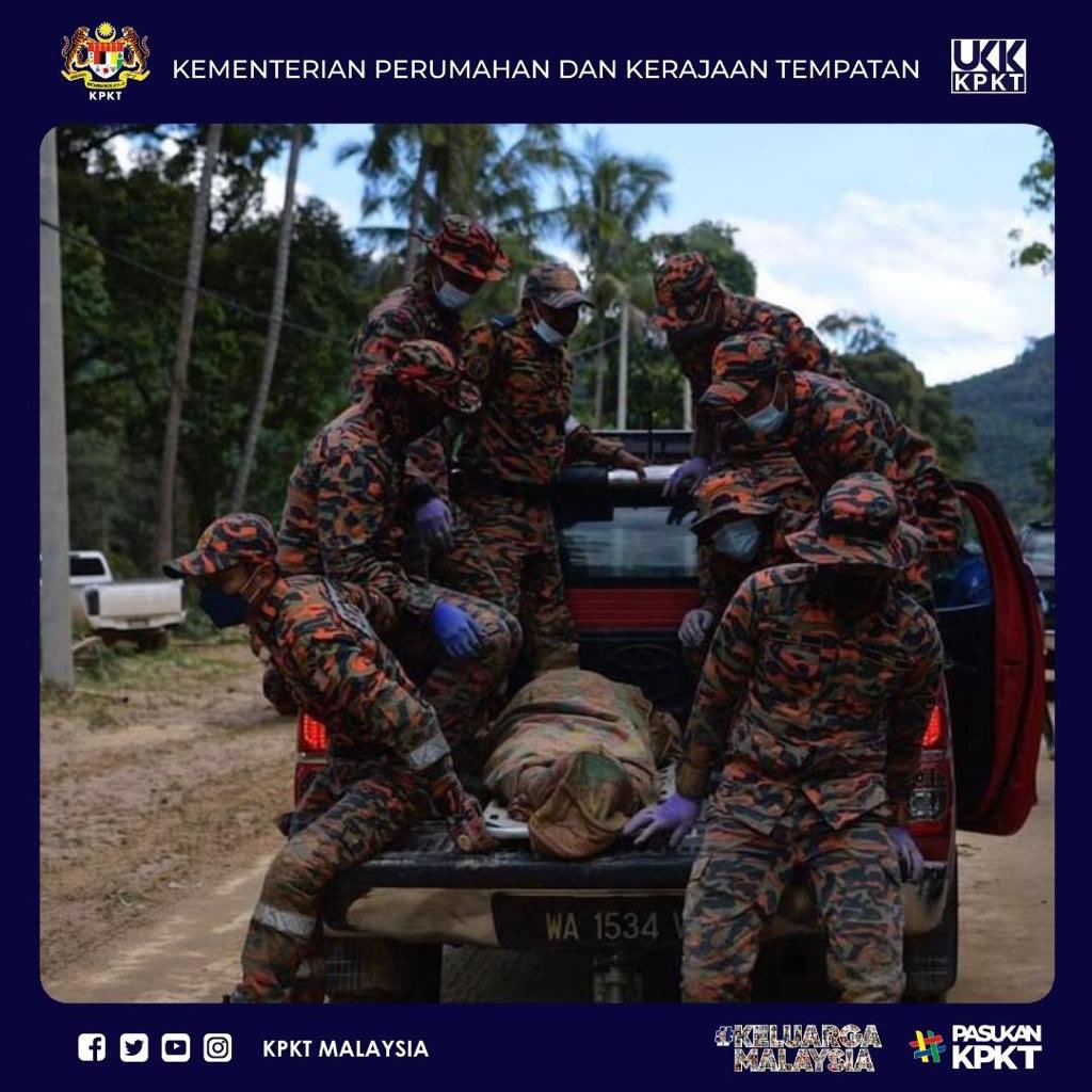 kpkt_gov's tweet photo. Anggota Bomba dibantu penduduk kampung berjaya menemui tiga jenazah mangsa banjir lumpur yang hanyut pada operasi mencari dan menyelamat di Sungai Telemong, Bentong hari ini.

#BanjirTelemong
#Banjir2021
#PasukanKPKT
#BekerjaBersamaRakyat
#KeluargaMalaysia https://t.co/mn1N23W4dp
