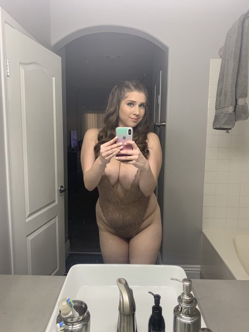 Sexting tonight.  Message me for details. https://t.co/kFgZyhQQ6i