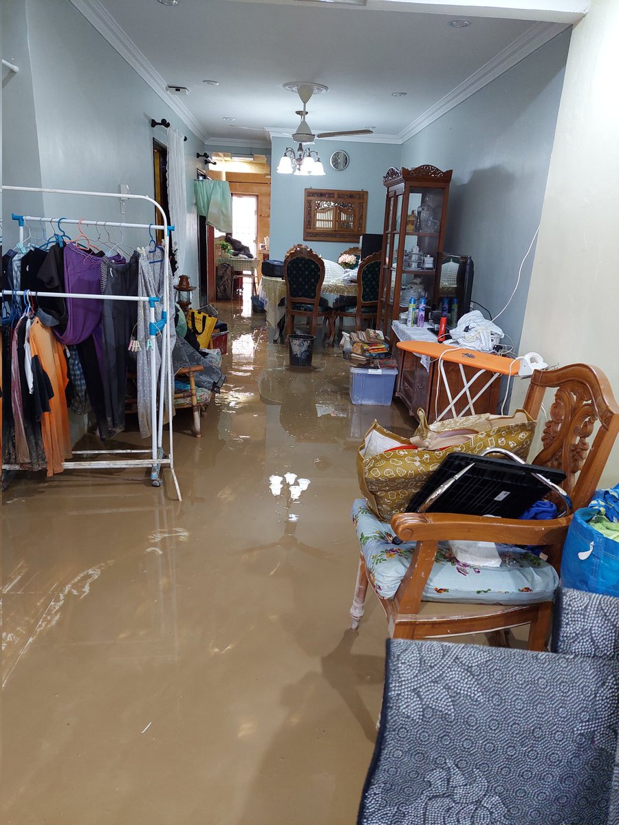 naaahnie's tweet photo. @shufitri hai sorry ya ganggu. 

Boleh tanya, your team ada tak yang boleh tolong juga buat cleaning di Taman Sri Indah, Batu 11, Balakong

I'm really in need of help. Tinggal berdua dengan mak and tak dapat nak bersihkan kesan banjir sendiri. If kena bayar pun tak apalah https://t.co/LJYdwOeKCo
