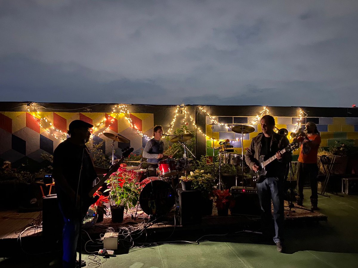 En la fiesta de la última luna llena del año. Gracias a quienes nos acompañaron y rockanrollearon con nosotros. Noche inolvidable. #rockmusic #funk #punk #fiesta #rockandroll #razamixta