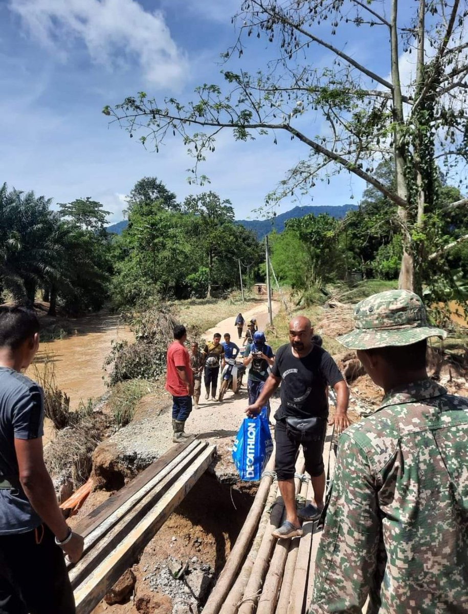 Marchfoward's tweet photo. Batalion ke 15 Rejimen Askar Melayu Diraja berjaya menyelamatkan 31 orang mangsa banjir di Negeri Kenaboi, Jelebu, Negeri Sembilan semalam

#DaruratBanjir https://t.co/SX2Pf8iCOm