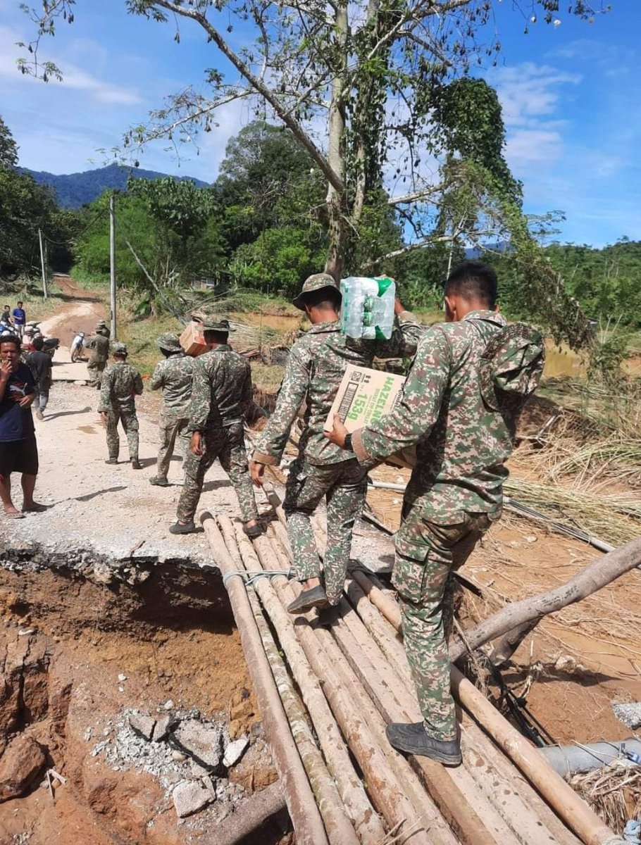 Marchfoward's tweet photo. Batalion ke 15 Rejimen Askar Melayu Diraja berjaya menyelamatkan 31 orang mangsa banjir di Negeri Kenaboi, Jelebu, Negeri Sembilan semalam

#DaruratBanjir https://t.co/SX2Pf8iCOm