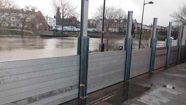 brgsjks's tweet photo. Mobile floods walls in Austria. Mengurangkan risiko dan kerosakan. https://t.co/WGBJ8sHn08