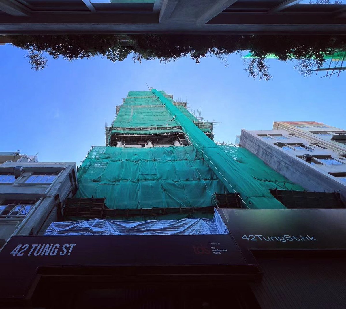 TheOvalPartners's tweet photo. Last Friday marked a milestone for our residential project 42 Tung St. in Sheung Wan developed by TDS, as the project team gathered for the topping out ceremony. The architectural concept draws on the Hong Kong tenement house typology. https://t.co/yZ7T8bc8iW https://t.co/a5enSFpOOg