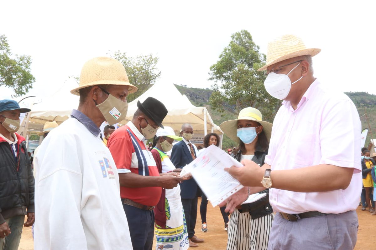 MATP_GOV_MG's tweet photo. 1 600 certificats fonciers ont été distribués au profit des Districts de Lalangina, Vohibato et Isandra dans la Région Haute Matsiatra. Une collaboration du #MATSF avec le Ministère de l’agriculture et de l’élevage et le Programme de Lutte Anti-Erosive ou PLAE IV. https://t.co/OoYO4AniVh