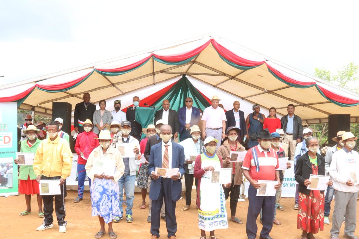 MATP_GOV_MG's tweet photo. 1 600 certificats fonciers ont été distribués au profit des Districts de Lalangina, Vohibato et Isandra dans la Région Haute Matsiatra. Une collaboration du #MATSF avec le Ministère de l’agriculture et de l’élevage et le Programme de Lutte Anti-Erosive ou PLAE IV. https://t.co/OoYO4AniVh