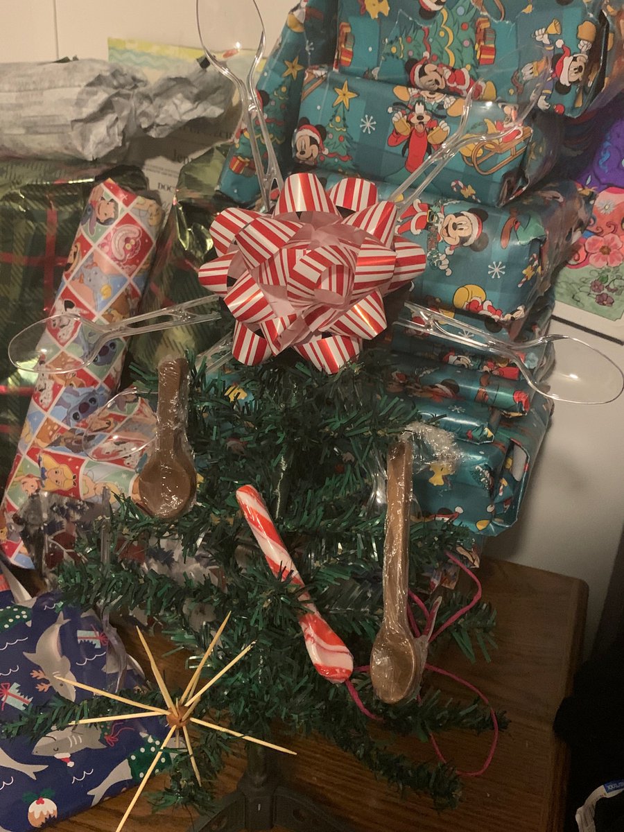 teamtandvgmail1's tweet photo. @GISH #GISH #GISHMAS #Gishmastree #kitschmastree
Yes, those are HOMEMADE chocolate and peppermint spoons. And toothpick stars. And clear spoon star toppers. And twist tie angels. https://t.co/ZPXGCgSXOS