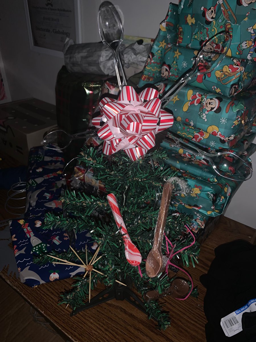 teamtandvgmail1's tweet photo. @GISH #GISH #GISHMAS #Gishmastree #kitschmastree
Yes, those are HOMEMADE chocolate and peppermint spoons. And toothpick stars. And clear spoon star toppers. And twist tie angels. https://t.co/ZPXGCgSXOS