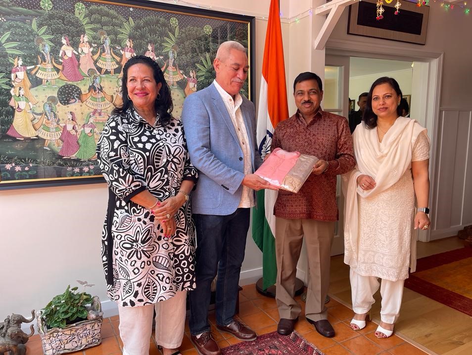 IndiainNZ's tweet photo. #IndiaSamoa #indiainsamoa #indiansinsamoa
HC @MukteshPardeshi met Hon. Consul General of India to Samoa Apete Meredith along with High Commissioner of Samoa to NZ Leasi Papali’i Tommy Scanlan. Their discussions focused on how to enhance bilateral &amp; developmental relations. https://t.co/IP4bgJJefV