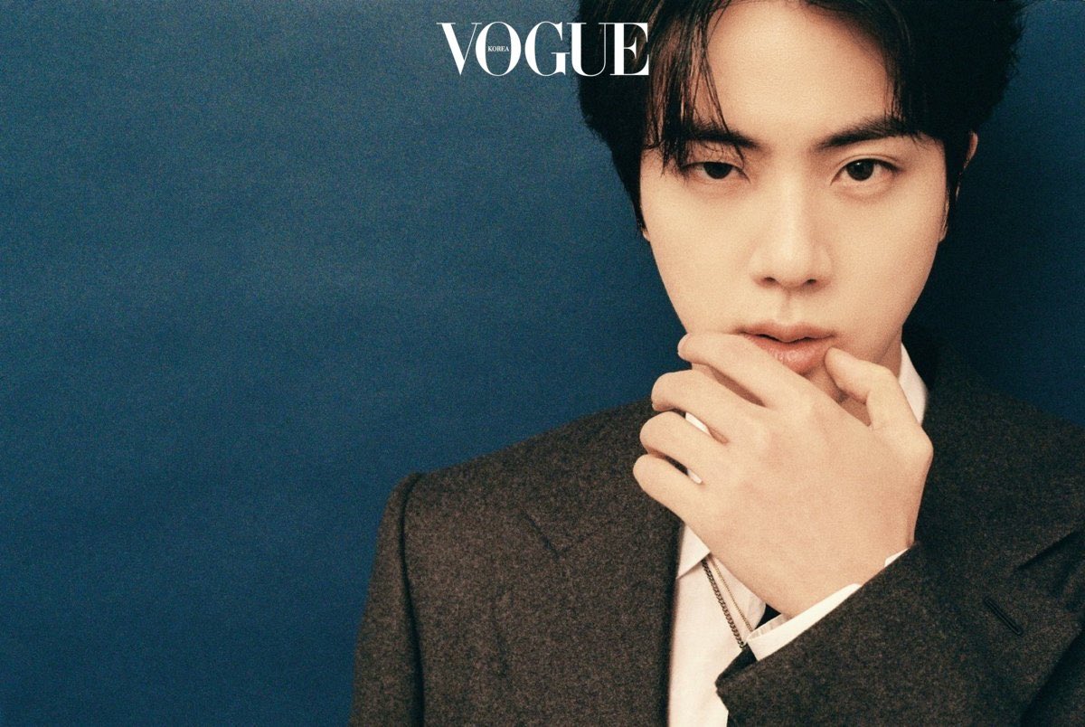 UniversBTS_'s tweet photo. 📸 Jin para a VOGUE Korea -

 “Não, não sou muito bom em nada e não sou excelente em nada. Aqueles ao meu redor não concordam, mas… Sempre que digo isso, eles ficam chocados ou tentam me convencer de que realizei coisas incríveis.
Mas ainda tenho dificuldade em aceitar isso. + https://t.co/sxL4qWo8LW