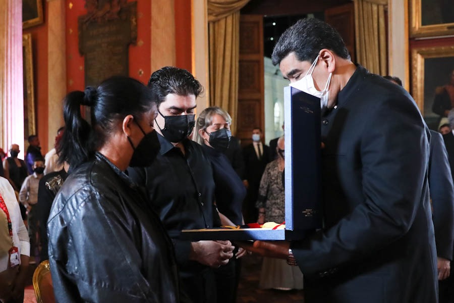 Ejecutivo rinde honores a Earle Herrera con Orden Libertadores de Venezuela bit.ly/3GYWuPl

#EarleHerreraPorSiempre