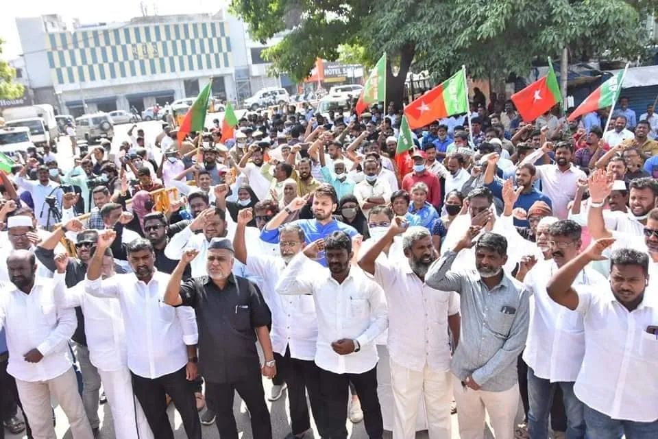 NijamSdpi's tweet photo. Demonstration at Chennai Mount Road condemning the assassination of SDPI Kerala State Secretary KS Shan!
#RSSterrorism #JusticeForShan #SDPI #SDPITamilnadu https://t.co/wLiMn09eGB