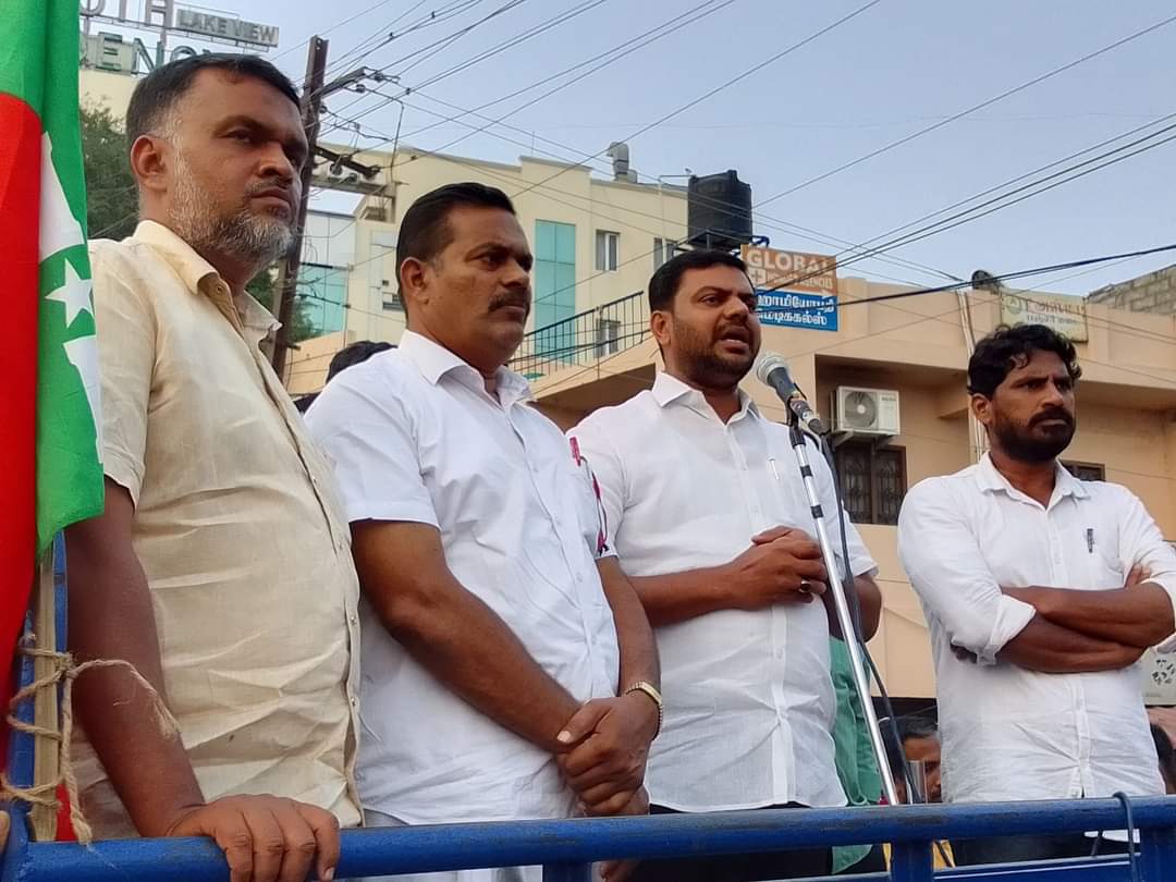 NijamSdpi's tweet photo. SDPI state president Nellai Mubarak addressed a rally in front of the Valliyamai Bakery at Ukkadam bus stand in Coimbatore district, condemning the assassination of SDPI Kerala state secretary KS Shan.

 #RSSterrorism #JusticeForShan #SDPI #SDPITamilnadu https://t.co/5E4ba18ViX