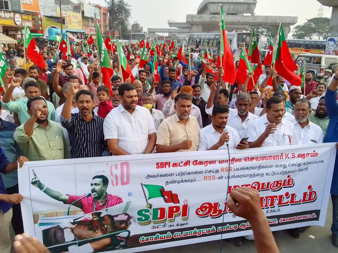 NijamSdpi's tweet photo. SDPI state president Nellai Mubarak addressed a rally in front of the Valliyamai Bakery at Ukkadam bus stand in Coimbatore district, condemning the assassination of SDPI Kerala state secretary KS Shan.

 #RSSterrorism #JusticeForShan #SDPI #SDPITamilnadu https://t.co/5E4ba18ViX