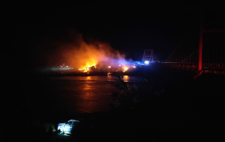 ddivisadero's tweet photo. AHORA| Bomberos de Puerto Río Tranquilo y Puerto Guadal trabajan para extinguir incendio a un costado de pasarela del Lago General Carrera.

Noticia en desarrollo. https://t.co/APAs56lXIA