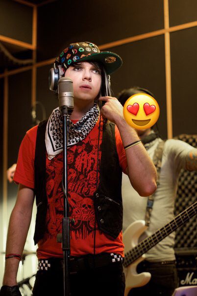 jud_deakin's tweet photo. At one point my online identity consisted of  being the singer in a satirical emo band.   🖤❤️‍🩹🖤

I definitely had a messiah complexion (when your skin’s so good you think you’re a god 💀)

#ALM101 https://t.co/hDLc3wVqeA